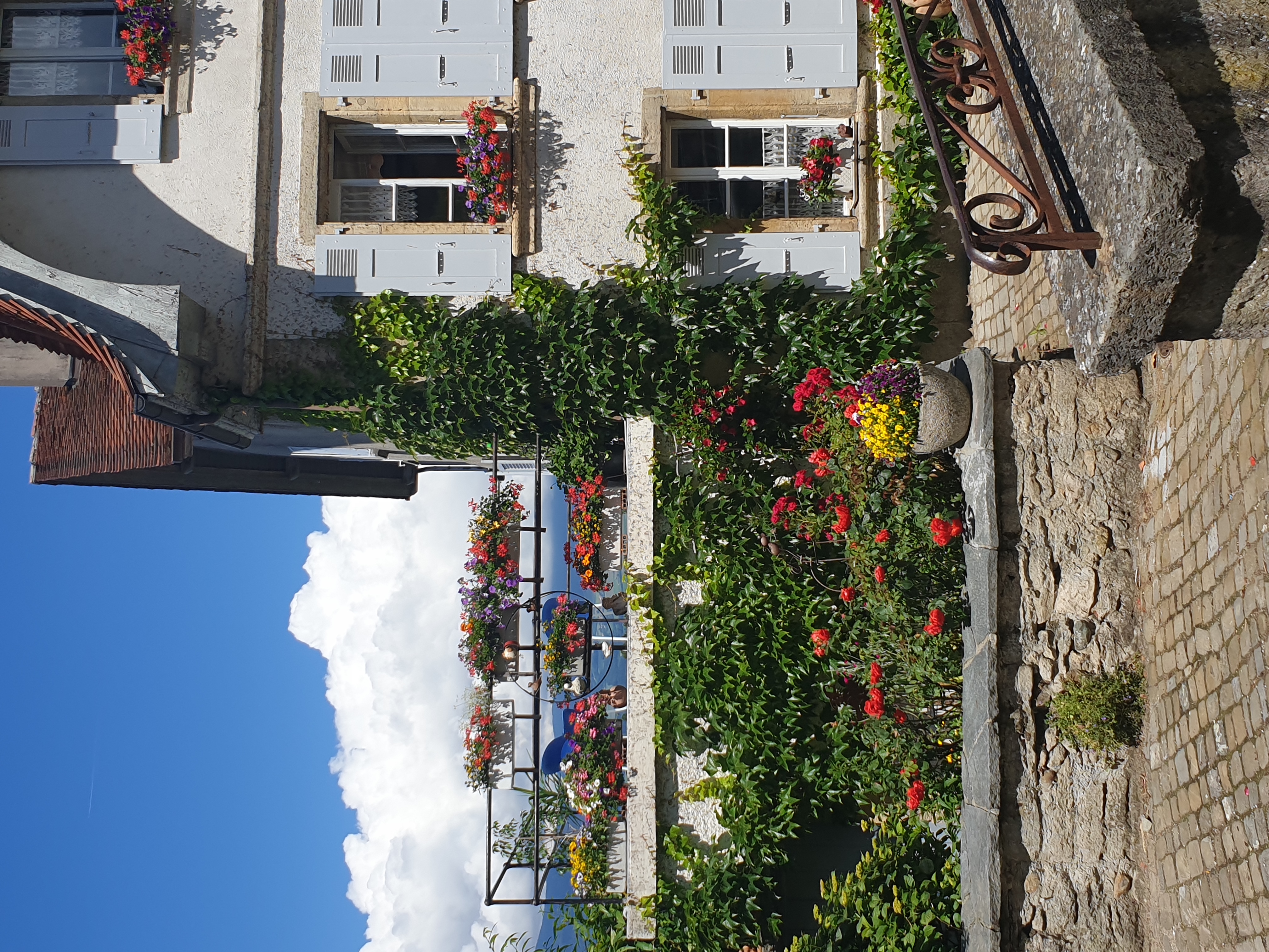  une maison en fleurs à Estavayer-le-Lac, canton de Fribourg, en Suisse